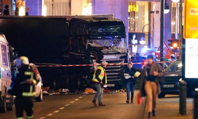 Lorry Drives Into Berlin Market Bustling With Christmas Shoppers – 9 Killed Berlin Market