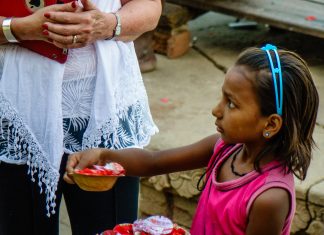 5 Golden Nationalist Ideas To Spend INR 3600 Crores In Honour Of Our Heroes A 9 year old girl selling flowers to make money for her family.