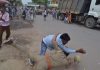 Now Two Policemen Thrashed By Locals In Mistaken Identity | Ghaziabad policemen thrashed