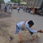 Now Two Policemen Thrashed By Locals In Mistaken Identity | Ghaziabad policemen thrashed