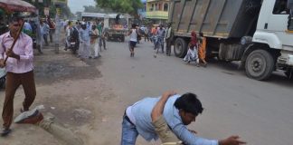 Now Two Policemen Thrashed By Locals In Mistaken Identity | Ghaziabad policemen thrashed