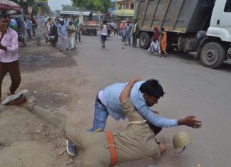 Now Two Policemen Thrashed By Locals In Mistaken Identity | Ghaziabad policemen thrashed
