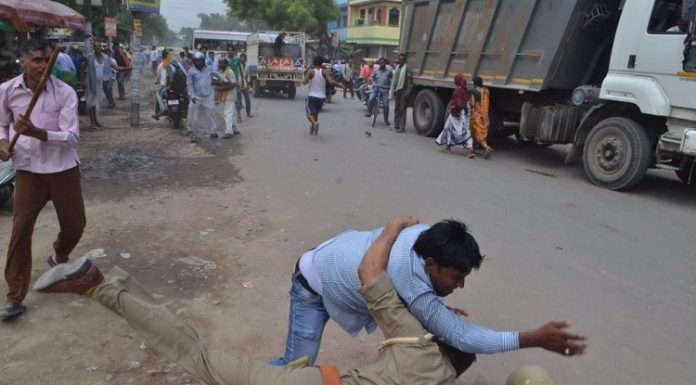 Now Two Policemen Thrashed By Locals In Mistaken Identity | Ghaziabad policemen thrashed