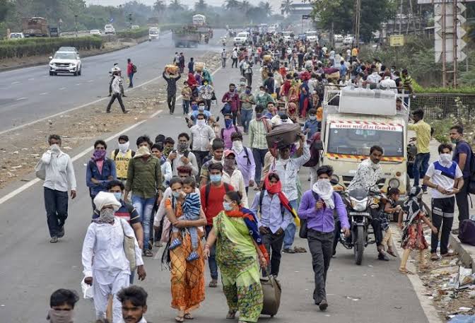 People set off to their homes on foot at Delhi border
