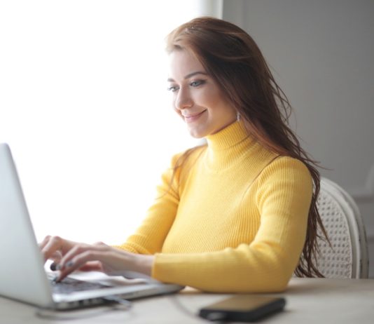 7 Smart Ways To Use Technology To Make Extra Money Working Online