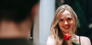 7 Trending Items To Wear On A Dinner Date Couple On a Dinner Date