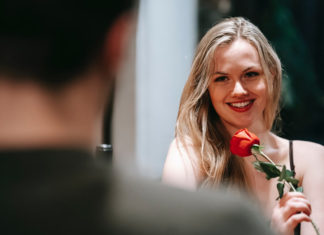 7 Trending Items To Wear On A Dinner Date Couple On a Dinner Date