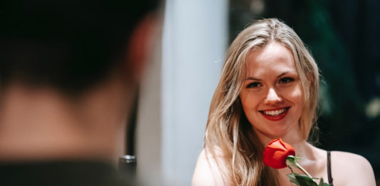 7 Trending Items To Wear On A Dinner Date Couple On a Dinner Date