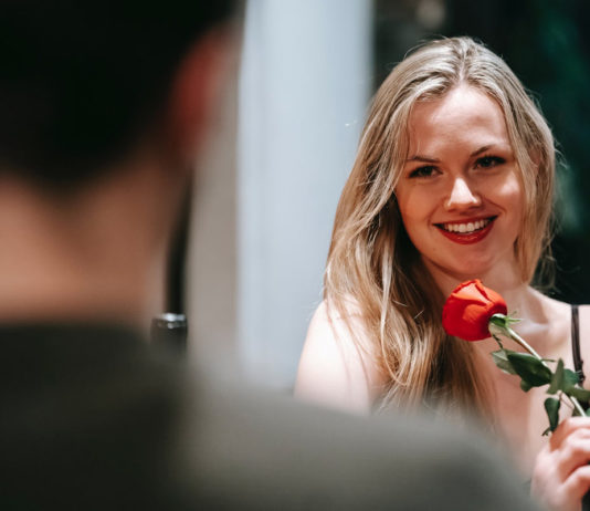 7 Trending Items To Wear On A Dinner Date Couple On a Dinner Date