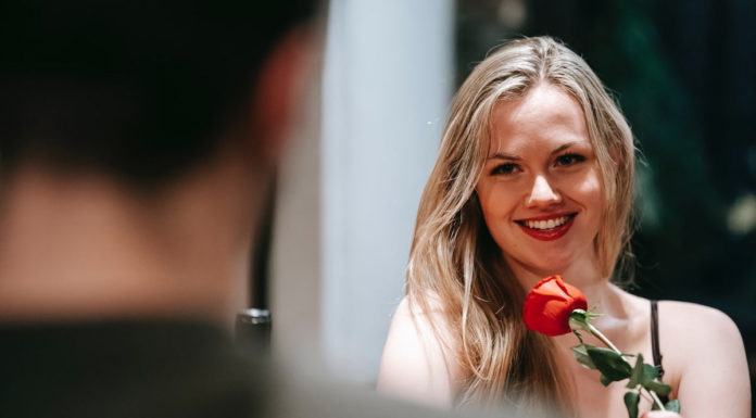 7 Trending Items To Wear On A Dinner Date Couple On a Dinner Date