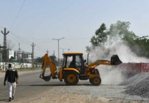 ‘Making Ends Meet’ More Important For Indian Workers Than Worry About Toxic Air Risks Driver Picks Up Gravel