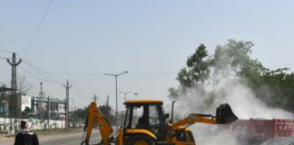 ‘Making Ends Meet’ More Important For Indian Workers Than Worry About Toxic Air Risks Driver Picks Up Gravel