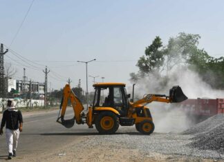 ‘Making Ends Meet’ More Important For Indian Workers Than Worry About Toxic Air Risks Driver Picks Up Gravel