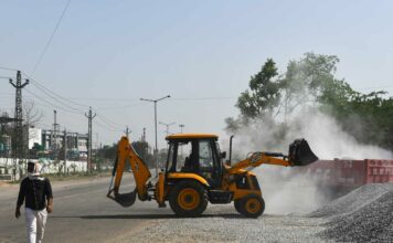 ‘Making Ends Meet’ More Important For Indian Workers Than Worry About Toxic Air Risks Driver Picks Up Gravel