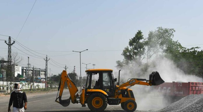 ‘Making Ends Meet’ More Important For Indian Workers Than Worry About Toxic Air Risks Driver Picks Up Gravel