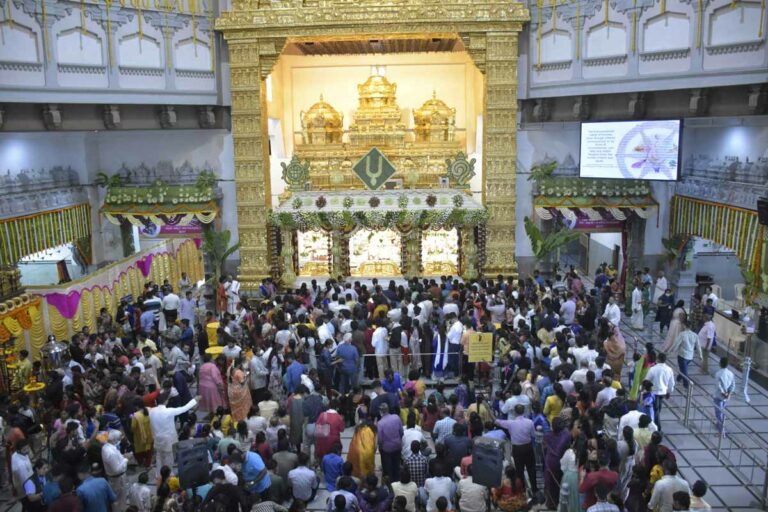 Lakhs Throng ISKCON Temple In Bangalore On Janmashtami