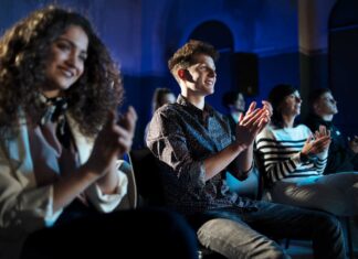 Shubi Husain Among Awardees Of India’s National HealthCare Awards 2023 Audience Clapping - National Healthcare awards