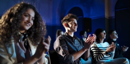 Shubi Husain Among Awardees Of India’s National HealthCare Awards 2023 Audience Clapping - National Healthcare awards