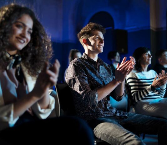 Shubi Husain Among Awardees Of India’s National HealthCare Awards 2023 Audience Clapping - National Healthcare awards