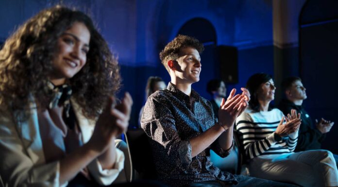 Shubi Husain Among Awardees Of India’s National  HealthCare Awards 2023 Audience Clapping - National Healthcare awards