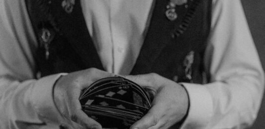 Movie Review ‘Now You See Me’ Suspenseful heist theme for the review.