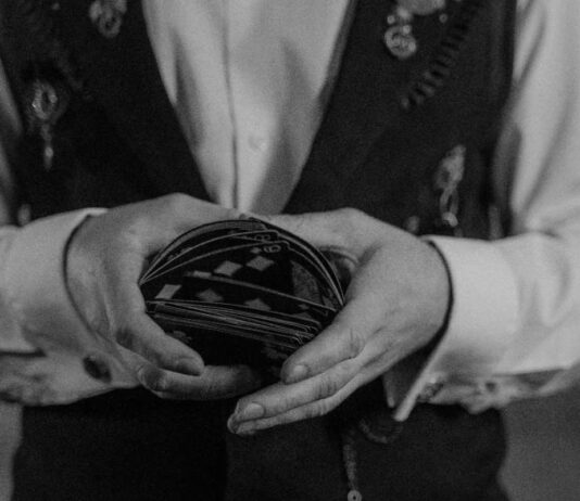 Movie Review ‘Now You See Me’ Suspenseful heist theme for the review.